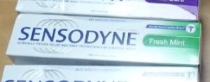 SENSODYNEという名前の歯磨きですが、実はこれ、中身はシュミテクトと同じです。